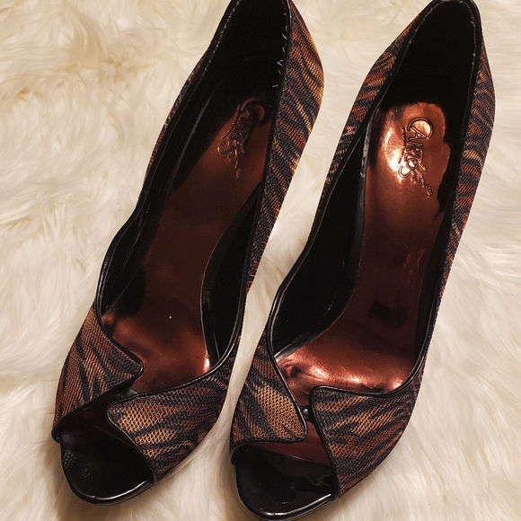 Carlos Santana Pleasure Elegant Black and Brown High Heel Platform Pump Size 10 - Picture 2 of 8